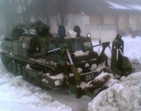 На трасах Одесской области машины откапывают военной техникой (фото)
