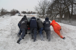 За сутки в Украине спасатели освободили из снежных заносов более 6 тыс. транспортных средств
