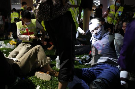 В Гонконге полиция разгоняла демонстрантов дубинками и слезоточивым газом
