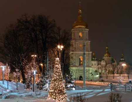 Стоит ли на Новый год устраивать помпезное пиршество, когда на Донбассе война?