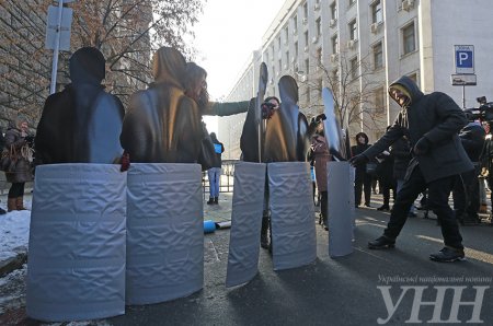 В Киеве прошла театральная акция отражающая события 1 декабря 2013 года. Фото