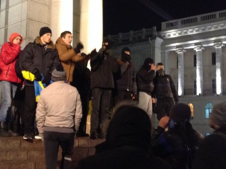 Активисты в балаклавах на Майдане Независимости развернули флаги и призывают на митинг