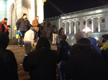 Активисты в балаклавах на Майдане Независимости развернули флаги и призывают на митинг