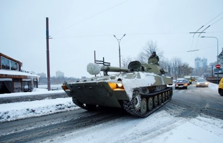 Фотофакт: В Донецк свозят гаубицы и БТР без опознавательных знаков