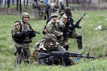 Под Мариуполем боевики прикрываются мирными жителями, опасаясь ответных обстрелов украинской армии Под Мариуполем боевики прикрываются мирными жителями, опасаясь ответных обстрелов украинской армии