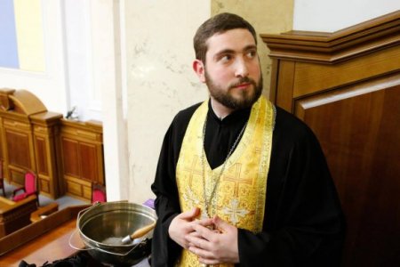 Священник освятил "от духа коммунистической, нечистой силы" зал заседаний Рады Священник освятил "от духа коммунистической, нечистой силы" зал заседаний Рады