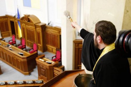 Священник освятил "от духа коммунистической, нечистой силы" зал заседаний Рады Священник освятил "от духа коммунистической, нечистой силы" зал заседаний Рады