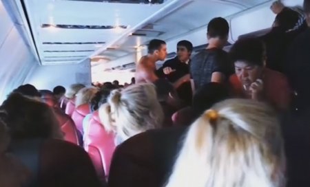 Полуголый россиянин устроил пьяный дебош в самолете, летевшем из Гоа (ВИДЕО)