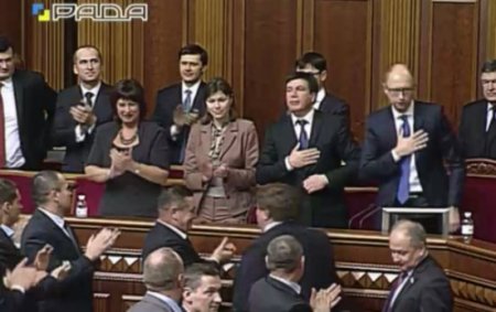 Яценюк поблагодарил Раду и заявил, что Кабмин использует "исторический шанс" Яценюк поблагодарил Раду и заявил, что Кабмин использует "исторический шанс"