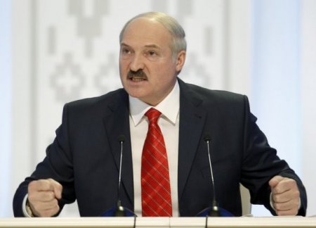 Лукашенко назвал "неприличными" действия РФ по запрету импорта белорусских продуктов