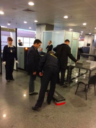  Глава МИД Украины проходит досмотр в аэропорту, как рядовой гражданин (фото)