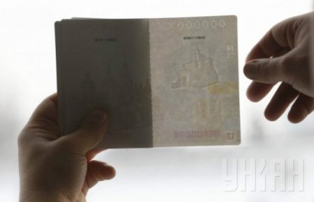 В Киеве показали, как будут выглядеть украинские биометрические паспорта