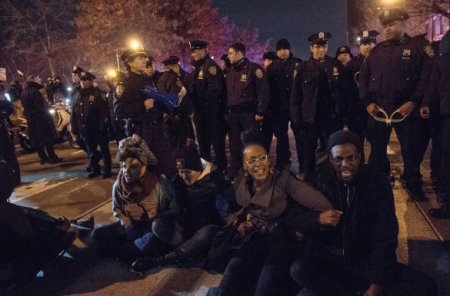 В США протестуют против оправдания полицейского, убившего чернокожего