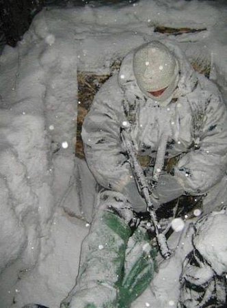 Бойцы АТО ночуют в окопах под "одеялом" из снега: фото