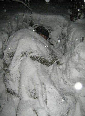Бойцы АТО ночуют в окопах под "одеялом" из снега: фото