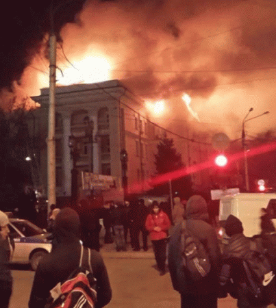 В Махачкале горит здание управления ФСБ (Дополнено видео)