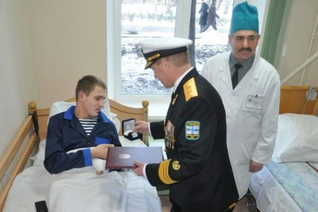 Командующий ВМС навестил раненых военнослужащих