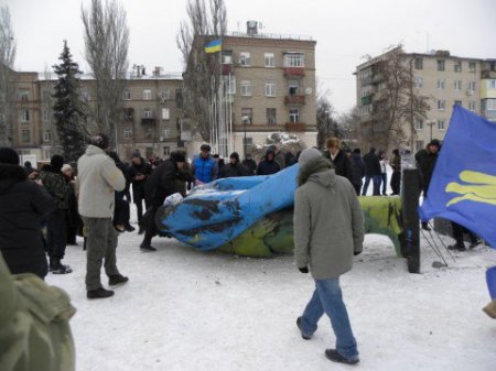 В Новомосковске свалили Ленина