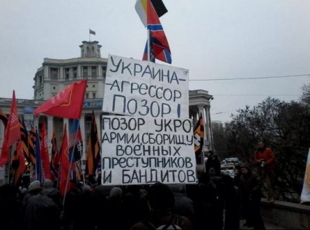 В Москве напали на пикет против войны в Украине (видео) В Москве напали на пикет против войны в Украине (видео)