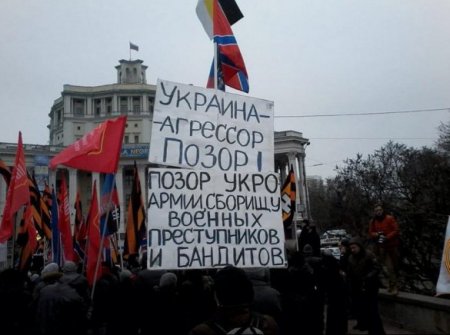 В Москве напали на пикет против войны в Украине (видео)