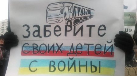 В Москве напали на пикет против войны в Украине (видео)