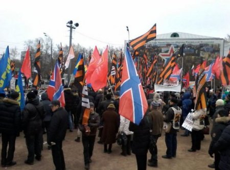 В Москве напали на пикет против войны в Украине (видео)