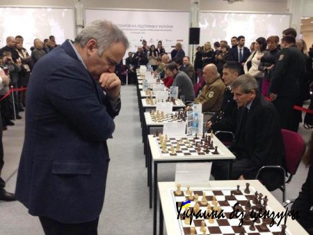 Каспаров поддержал украинскую армиию игрой в шахматы