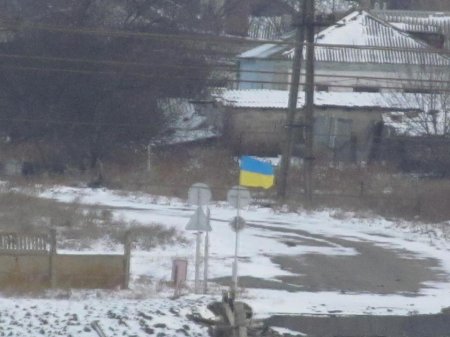 Бойцы АТО более трех месяцев охраняют украинский флаг, установленный на окраине Павлополя