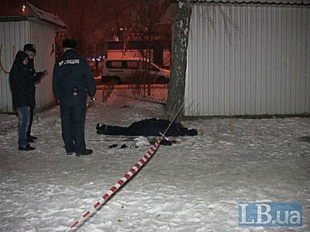 В Киеве в снегу обнаружили окровавленный труп мужчины