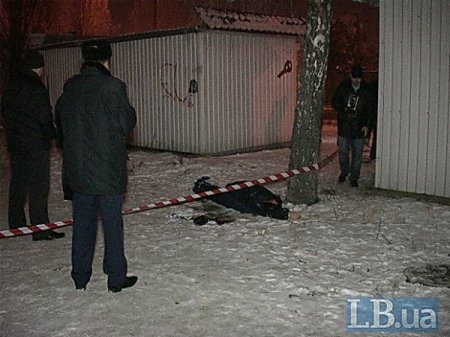 В Киеве в снегу обнаружили окровавленный труп мужчины