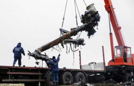 В Нидерланды прибыли 8 грузовиков с обломками разбившегося на Донбассе "Боинга"