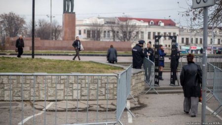 Центр Симферополя окружили силовики из-за возможных митингов крымских татар