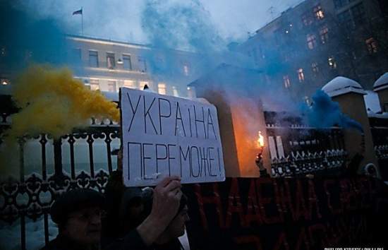 Возле Генпрокуратуры РФ в центре Москвы активисты развернули баннер «Савченко - заложница кремлевской хунты»