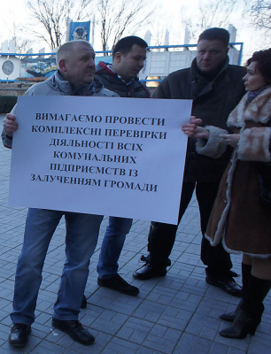 Люди, которые «брали в заложники» николаевского журналиста в здании ОГА, теперь хотят проверять коммунальные предприятия области