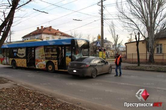 В Николаеве на перекрестке троллейбус протаранил иномарку