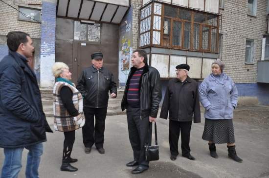 В Николаеве депутат горсовета помог горожанам сделать ремонт в многоэтажке, которым неоднократно отказывал ЖЭК