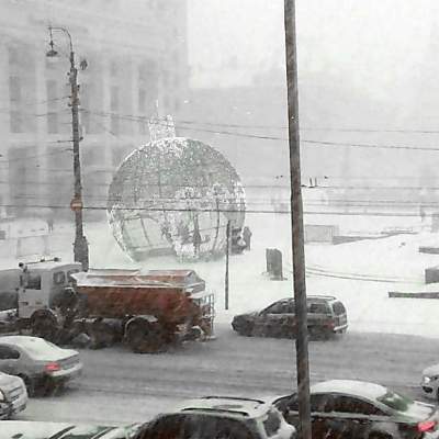 Москву внезапно занесло снегом: за час произошло более 500 ДТП, пробки достигли 60 километров