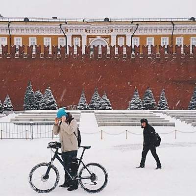 Москву внезапно занесло снегом: за час произошло более 500 ДТП, пробки достигли 60 километров