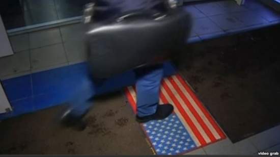 В московском ТЦ посетителям предлагают вытирать ноги о флаг США