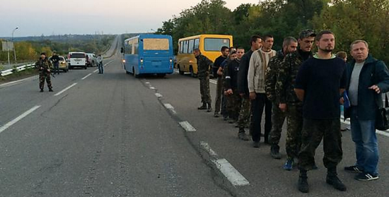 Боевики сообщают, что в Донецке украинских пленных размещают в автобусах и готовят к обмену