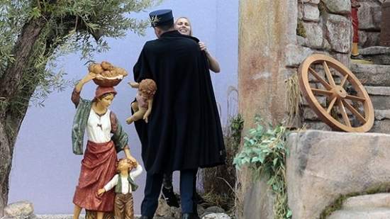Активистка Femen пыталась похитить статую Иисуса в Ватикане 10:20 В.Гонтарева должна назвать тех, кто "крышует" черный рынок валюты - С.Арбузов