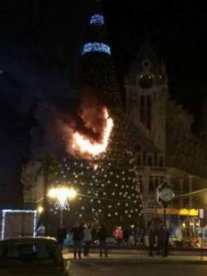 Главная елка Батуми загорелась во время фотосессии мэра (фото)