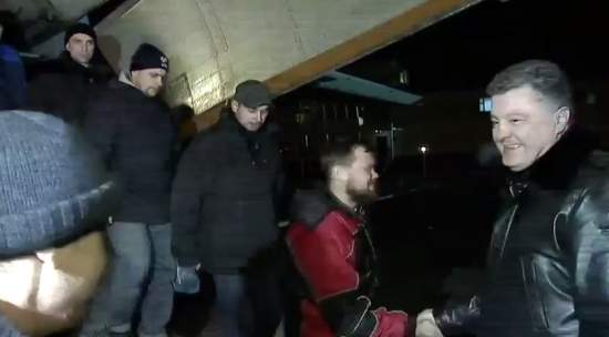 Порошенко встретил освобожденных из плена украинских военных