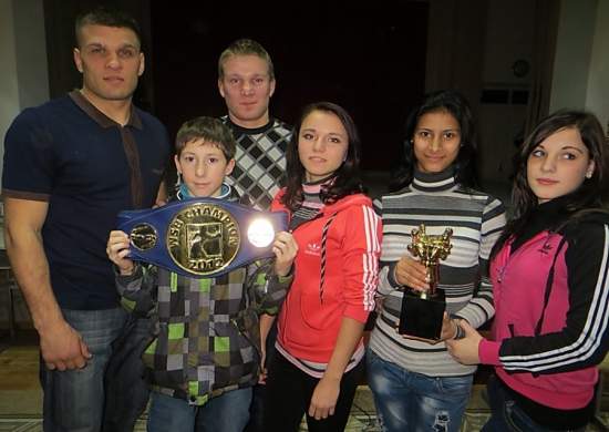 Знаменитые боксеры и их тренер посетили николаевских детей-сирот