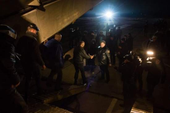 Освобожденные из плена боевиков украинские военные уже в Киеве - встречал Порошенко (фото, видео)