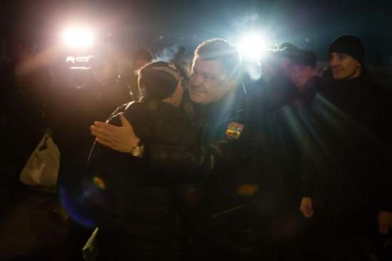 Освобожденные из плена боевиков украинские военные уже в Киеве - встречал Порошенко (фото, видео)