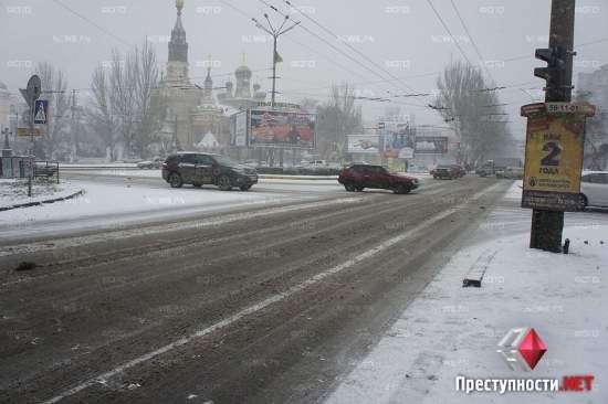 В Николаеве метель и пассивность коммунальщиков уже привели к пробкам по всему городу