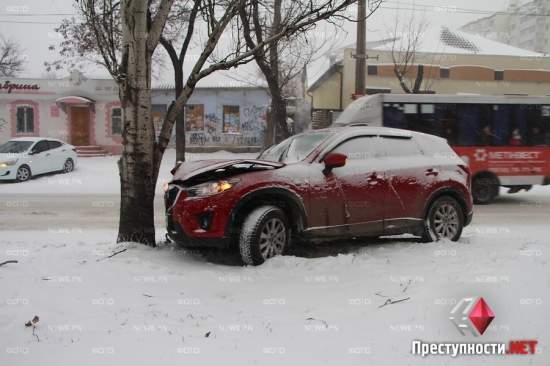 В центре Николаева из-за неубранной от снега дороги и гололеда «Mazda» врезалась в дерево