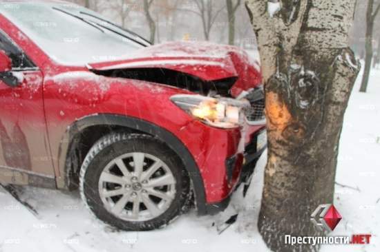 В центре Николаева из-за неубранной от снега дороги и гололеда «Mazda» врезалась в дерево