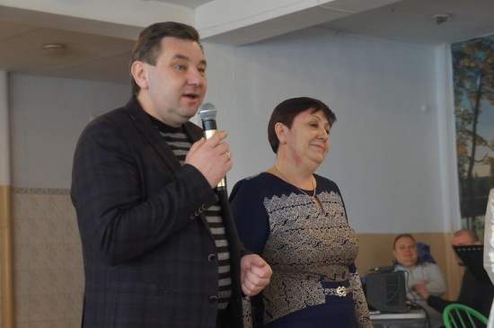 В Николаеве депутат горсовета поздравил школу с наступающими праздниками и вручил подарки